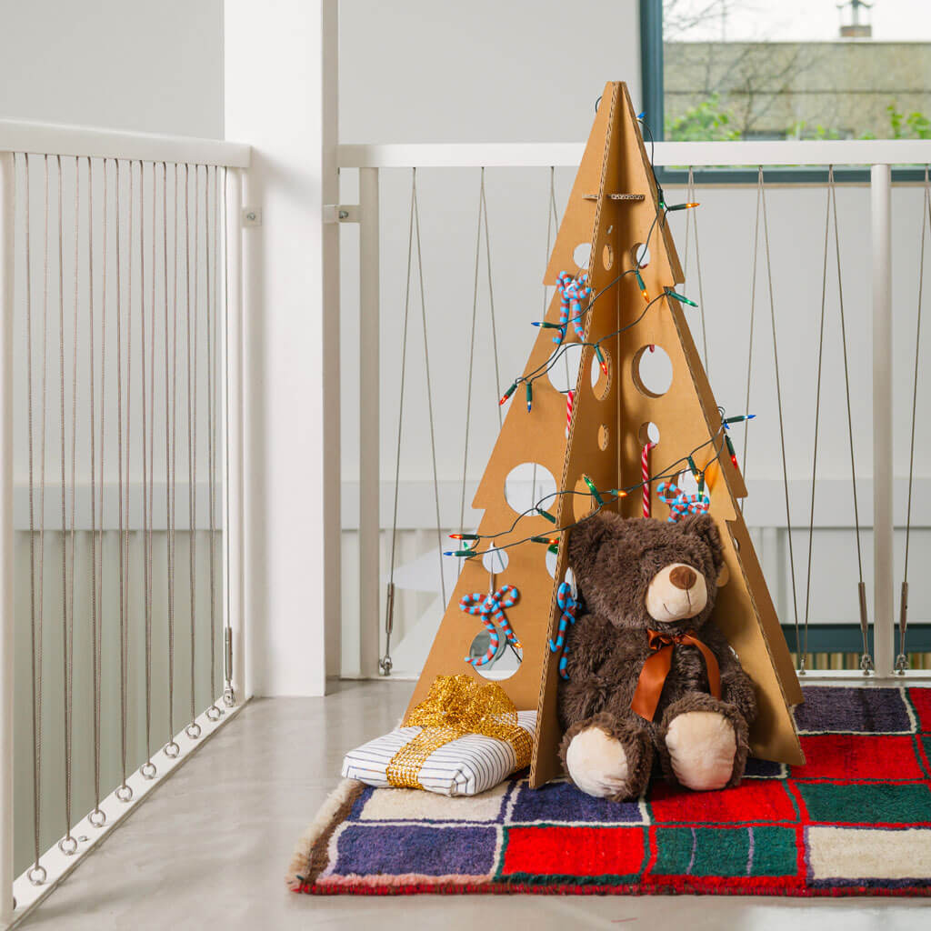 ROOM IN A BOX Zero Waste Weihnachtsbaum klein geschmückt mit Teddybär