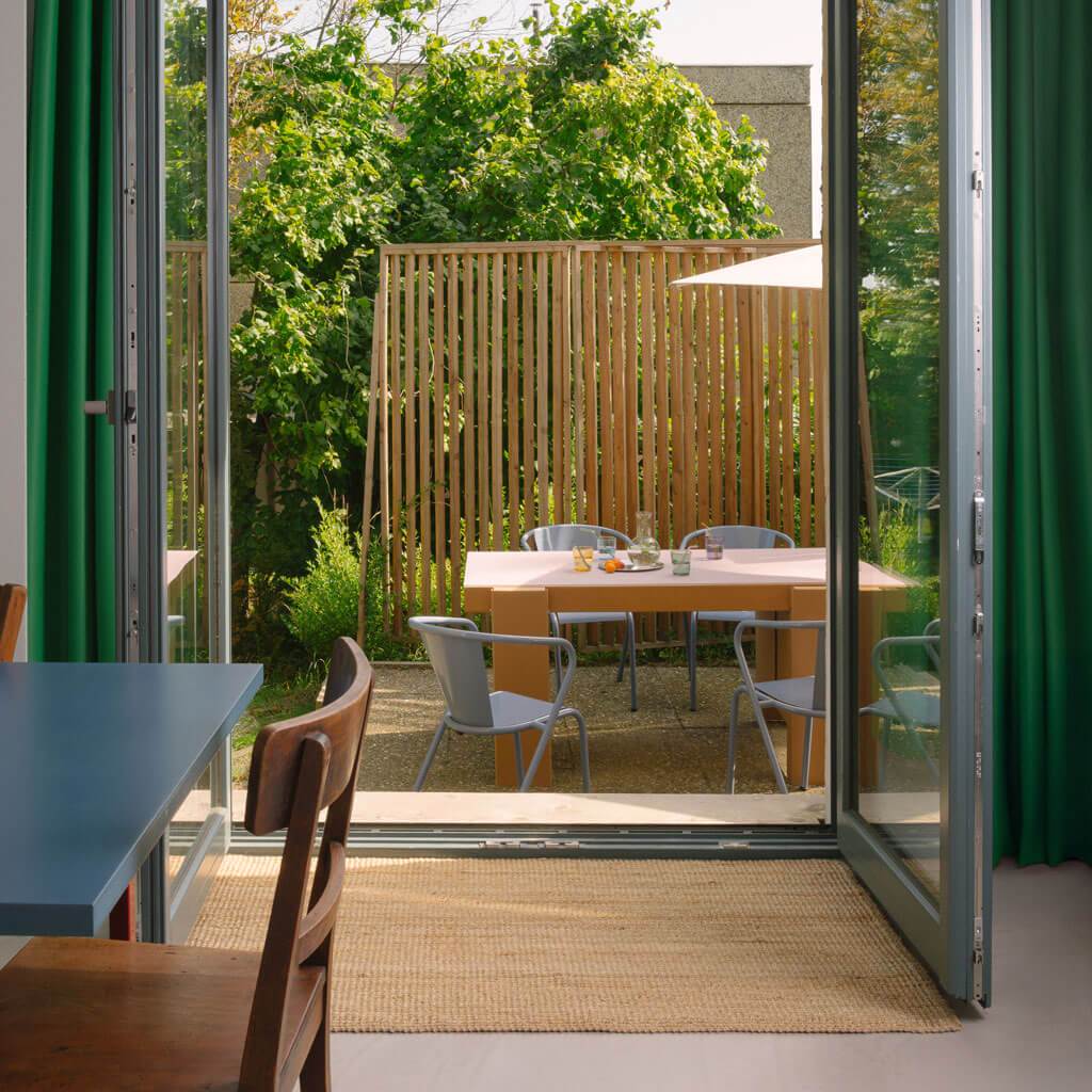 RIAB GRID Tisch einfach naturbraun mit Lino-Auflage und Stühlen auf Terrasse