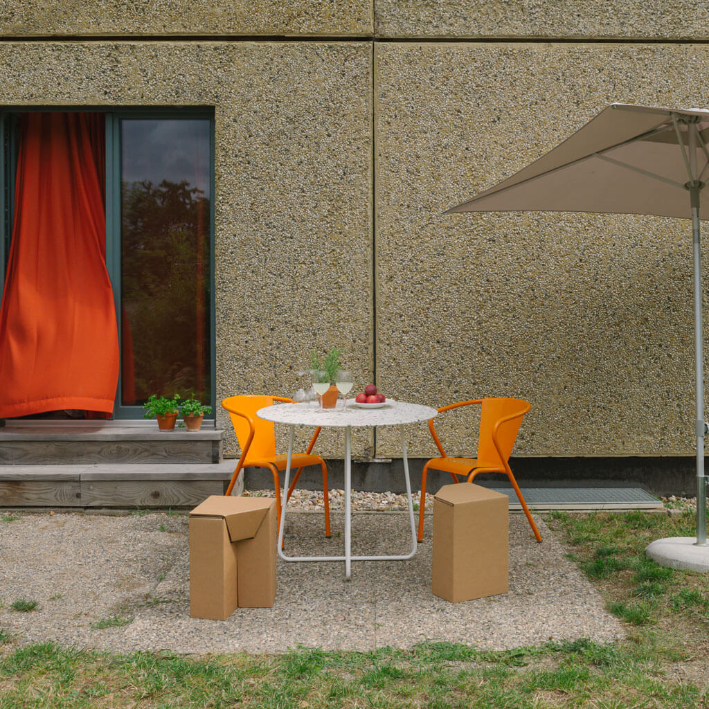 ROOM IN A BOX Hocker in naturbraun auf Terrasse