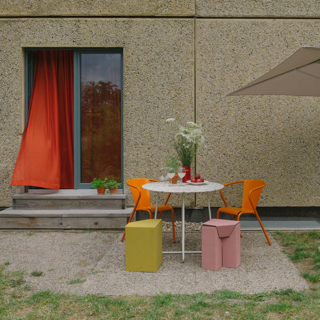 ROOM IN A BOX Hocker in rosa und gelb auf Terrasse