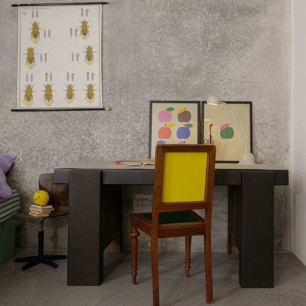 RIAB GRID Tisch einfach schwarz mit grauer Lino-Auflage als Schreibtisch