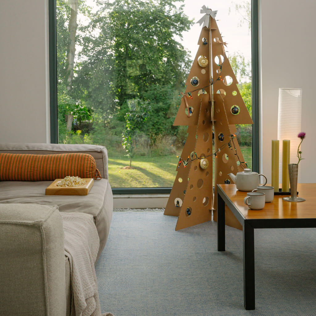 ROOM IN A BOX Zero Waste Weihnachtsbaum groß geschmückt im Wohnzimmer