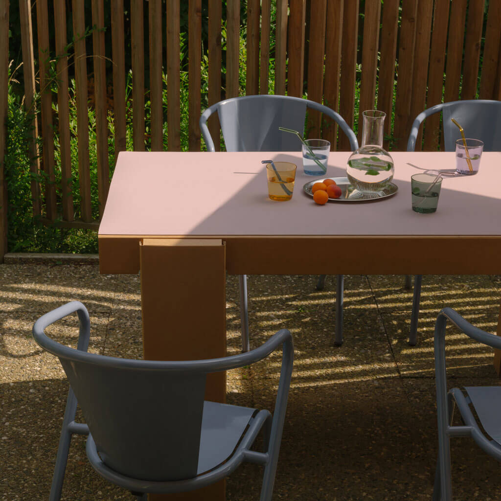 RIAB GRID Tisch einfach naturbraun mit Lino-Auflage und Stühlen auf Terrasse