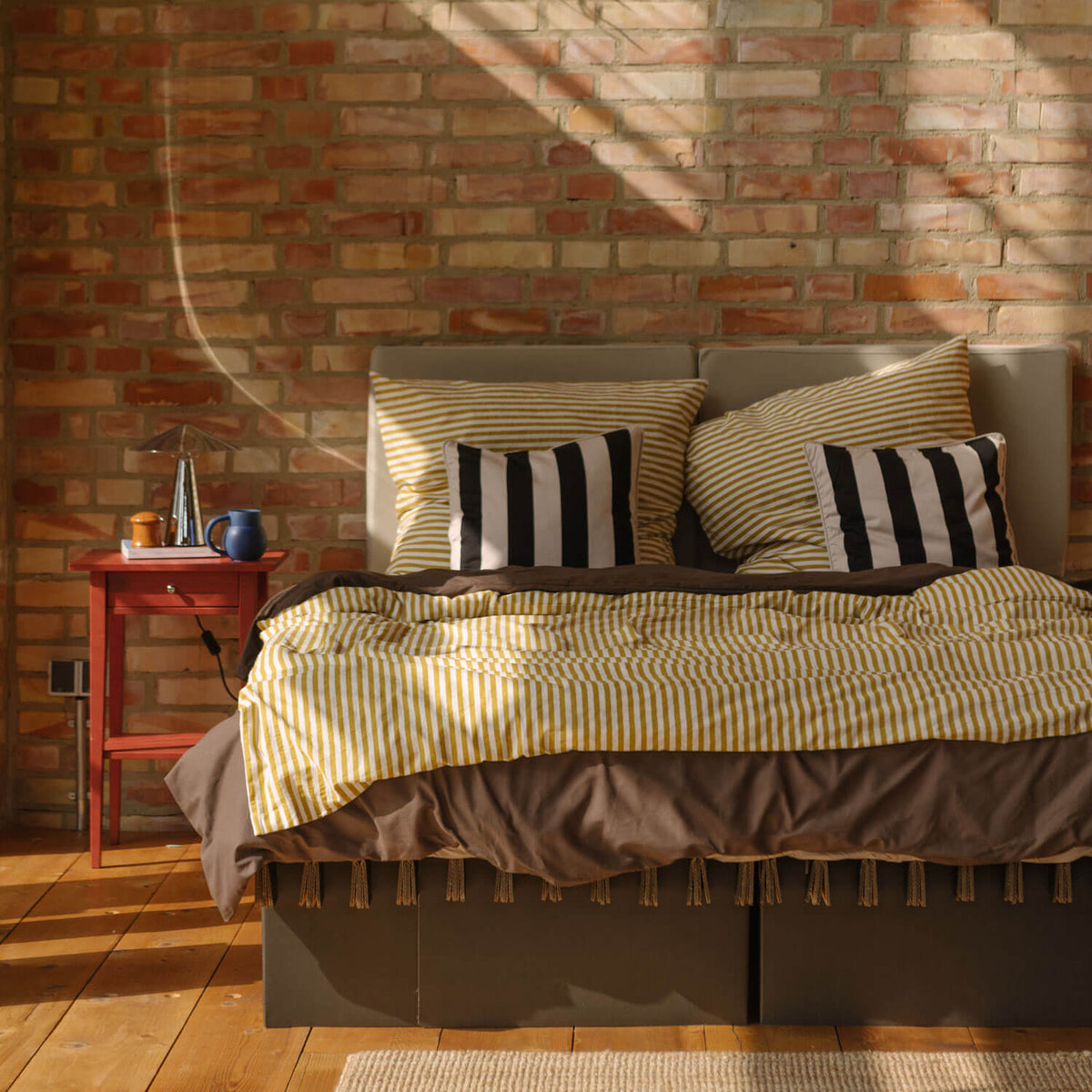 RIAB GRID Bett in schwarz mit Bettkopfteil in lichtgrau