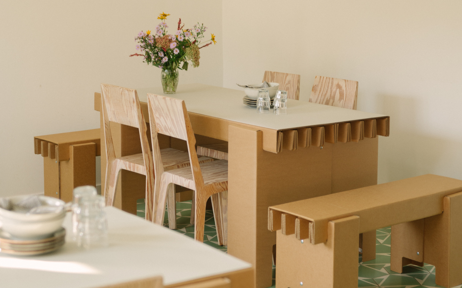 GRID Tisch braun mit Bank