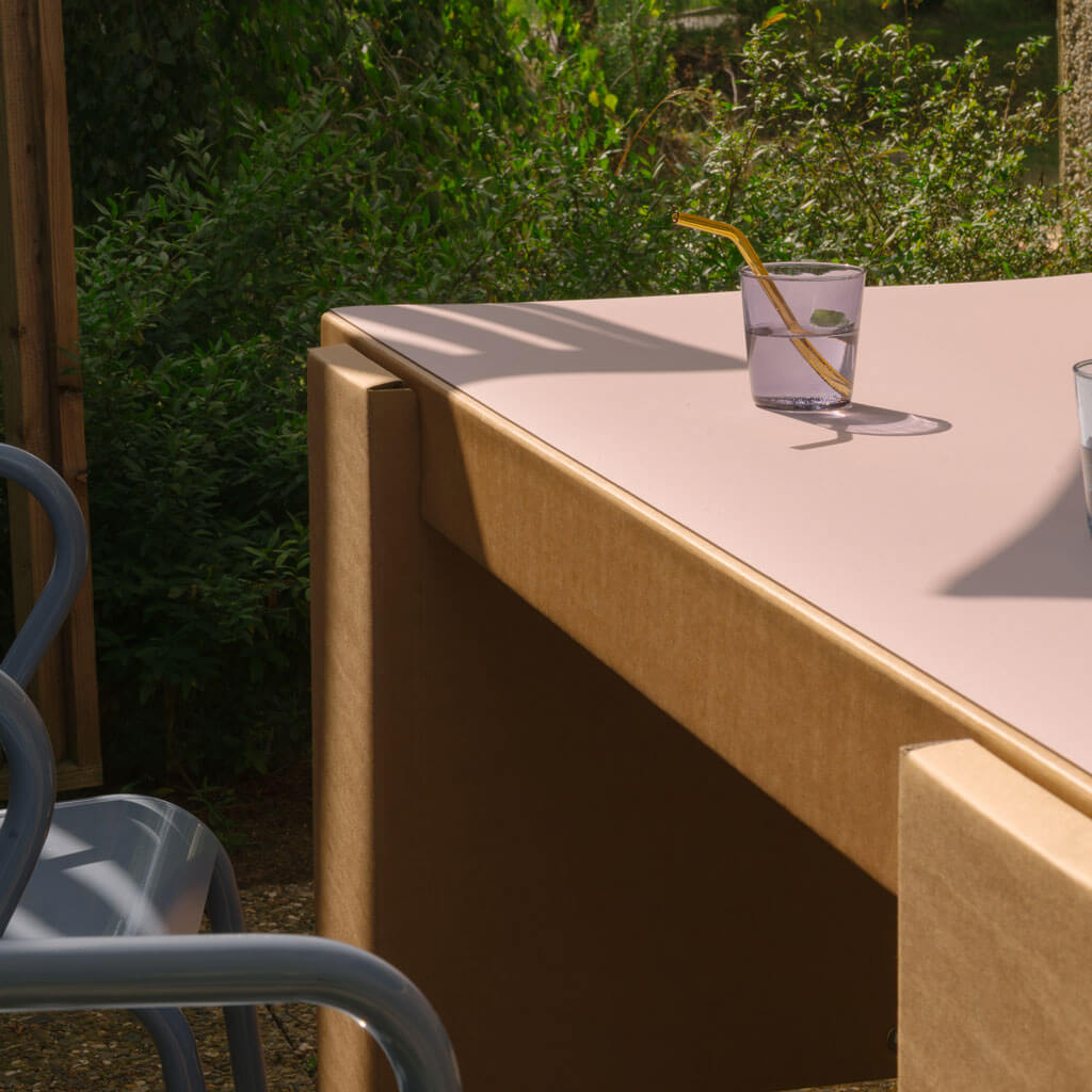 RIAB GRID Tisch in naturbraun mit Linoleum Auflage in flieder