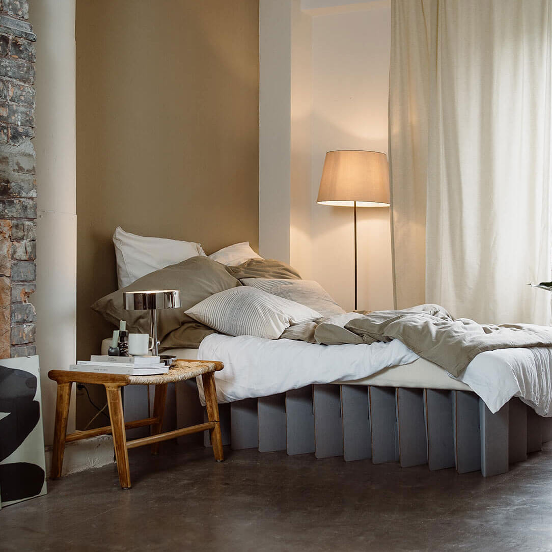 ROOM IN A BOX faltbares Bett 2.0 aus Wellpappe in kieselgrau