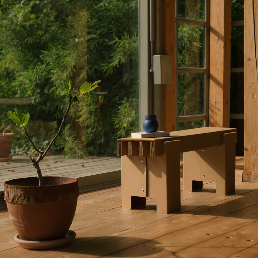 ROOM IN A BOX GRID Bank am Fenster