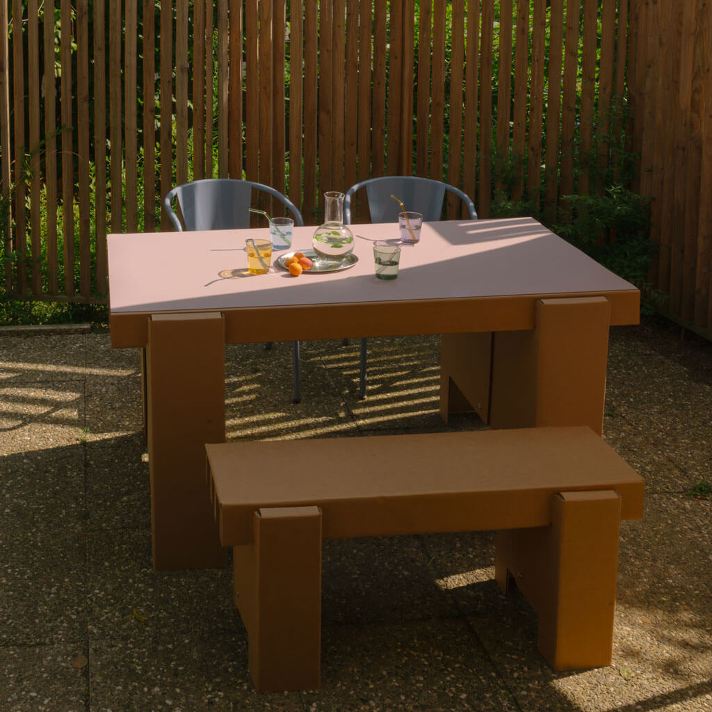 ROOM IN A BOX GRID Bank am Esstisch auf Terrasse