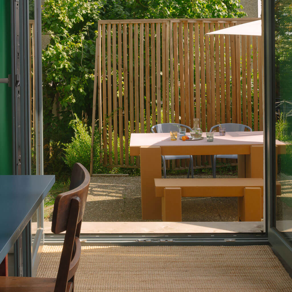 ROOM IN A BOX GRID Bank am Esstisch auf Terrasse