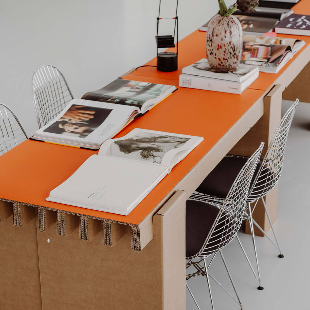 RIAB GRID Tisch in naturbraun mit Linoleum Auflage in orange