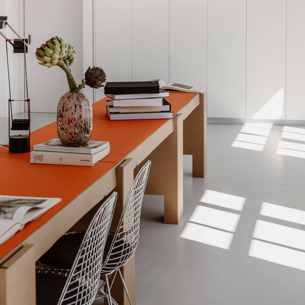 RIAB GRID Tisch dreifach Naturbraun mit Stühlen und Auflage in Orange