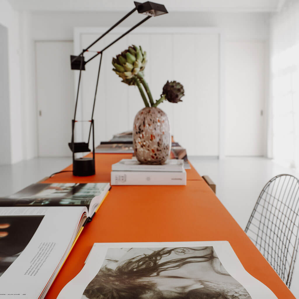 RIAB GRID Tisch in naturbraun mit Linoleum Auflage in orange