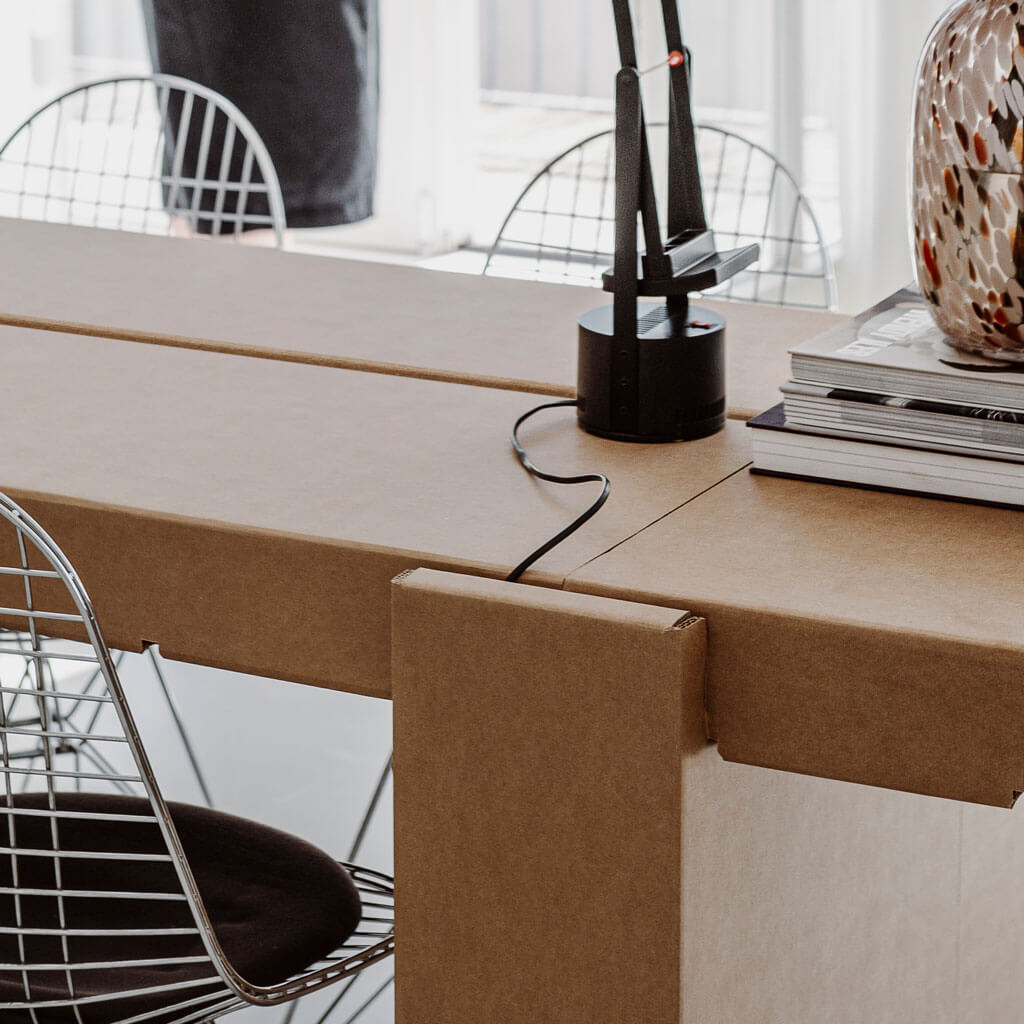 RIAB GRID Tisch doppelt Naturbraun mit Stühlen und Kabelführung