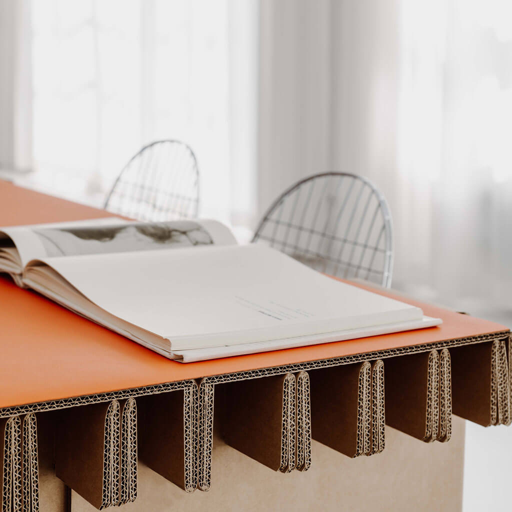 RIAB GRID Tisch in naturbraun mit Linoleum Auflage in orange