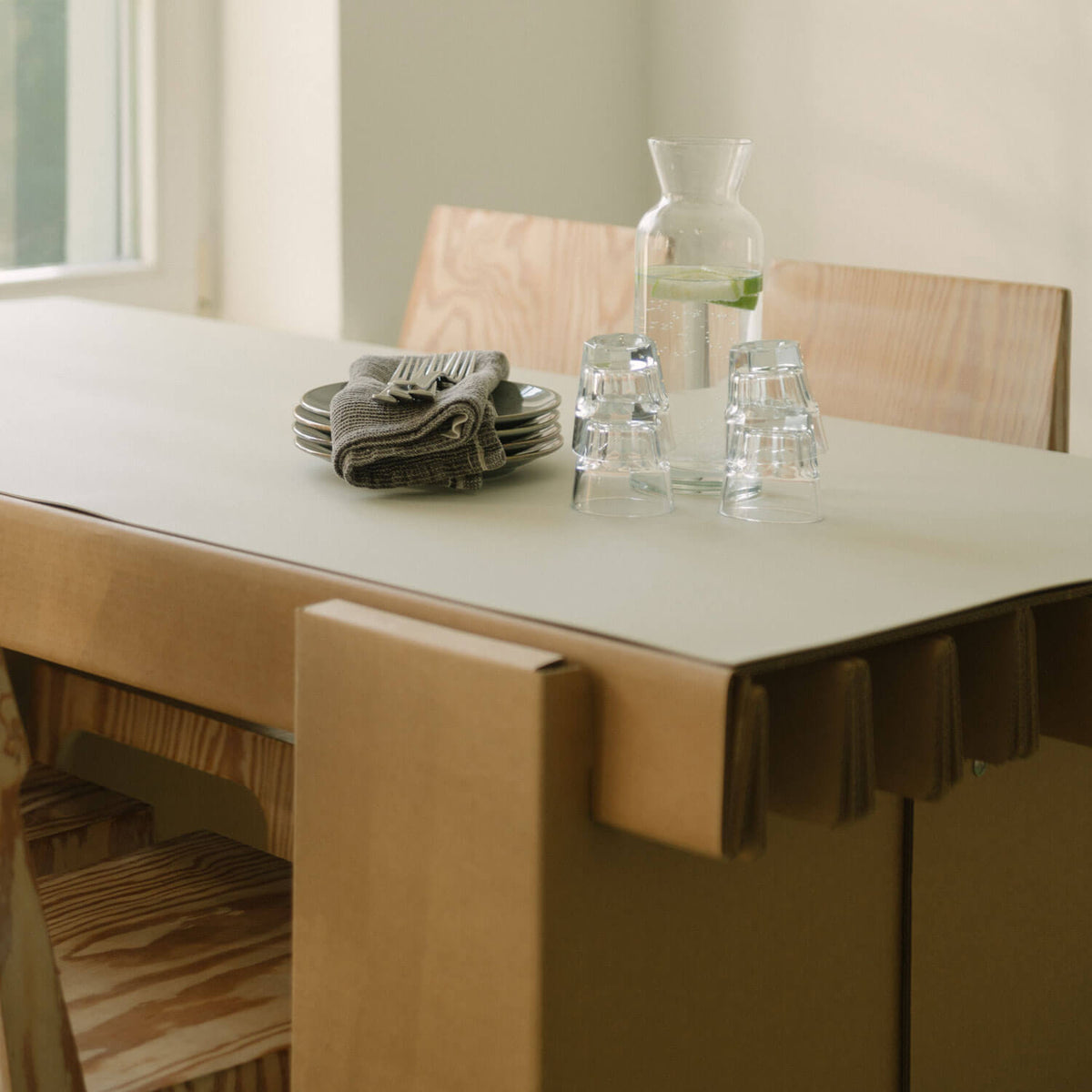 RIAB GRID Tisch naturbraun mit grauer Linoauflage als Esstisch