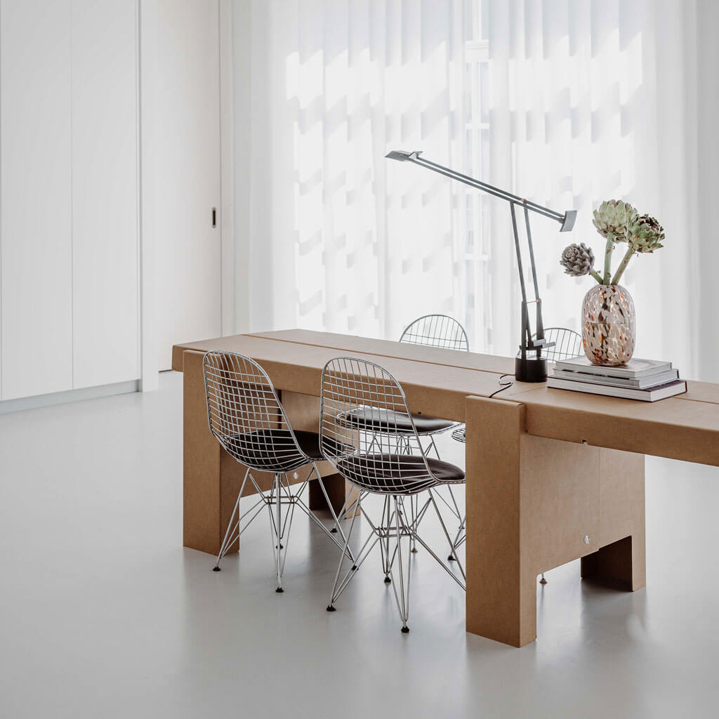 RIAB GRID Tisch doppelt Naturbraun mit Stühlen