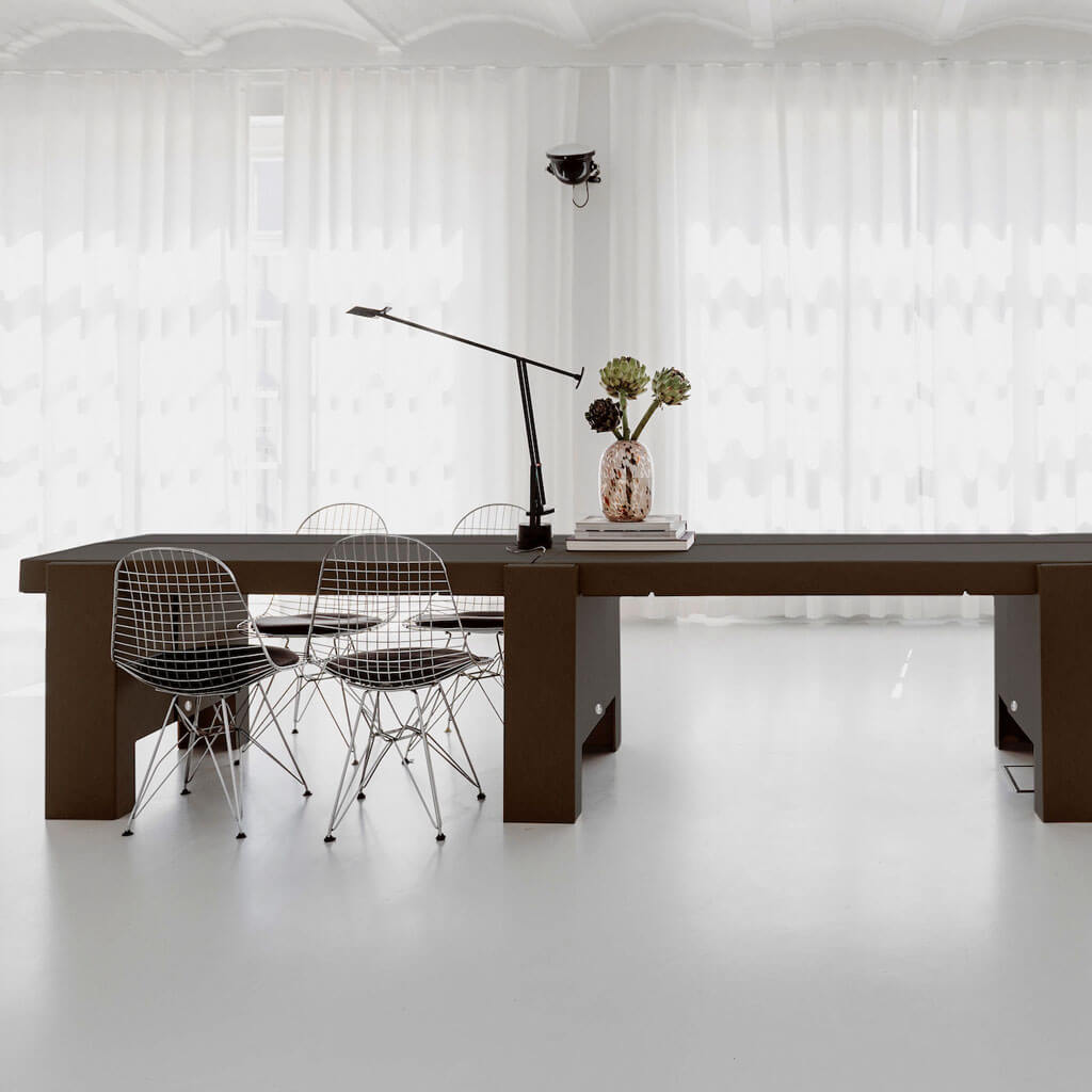 RIAB GRID Tisch dreifach schwarz mit Stühlen