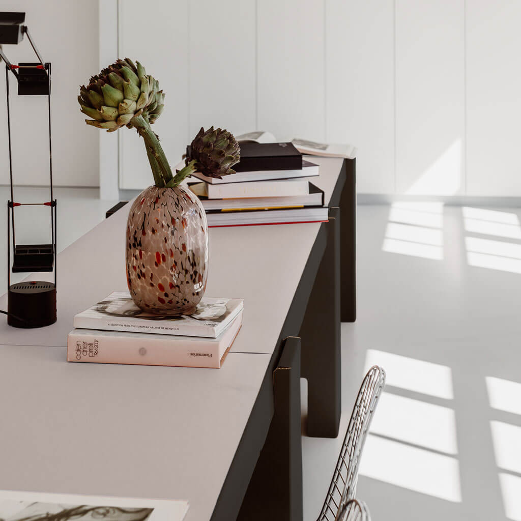 RIAB GRID Tisch in schwarz mit Linoleum Auflage in hellgrau