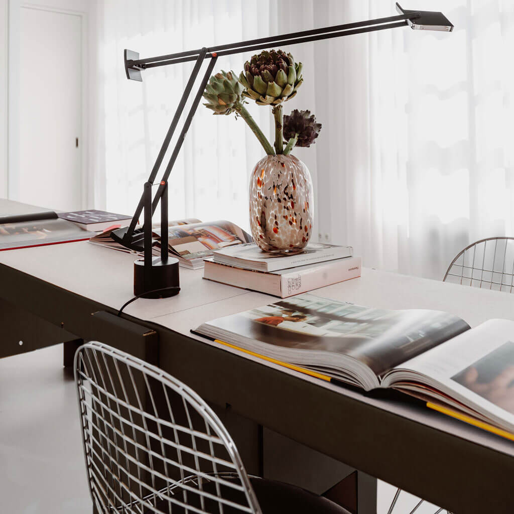 RIAB GRID Tisch in schwarz mit Linoleum Auflage in hellgrau