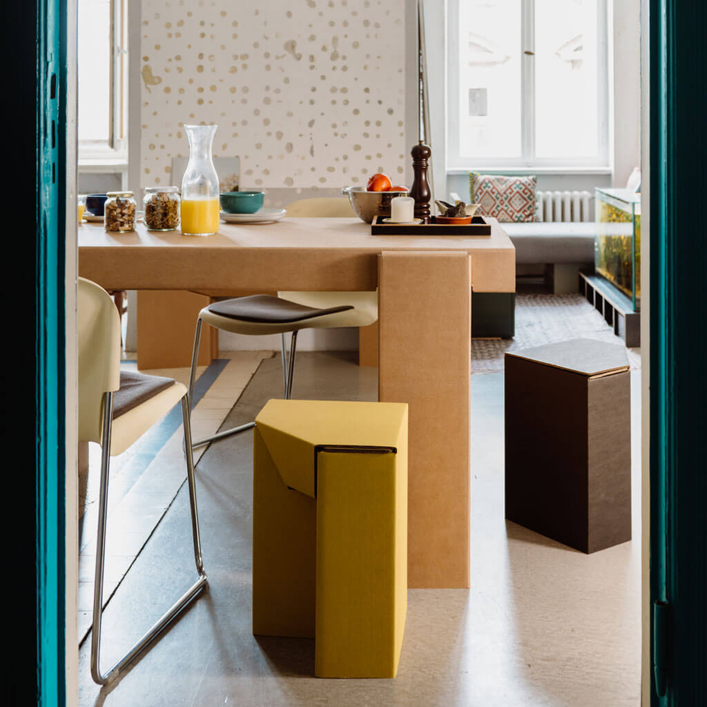 ROOM IN A BOX Hocker Nachttisch in gelb und schwarz am Küchentisch