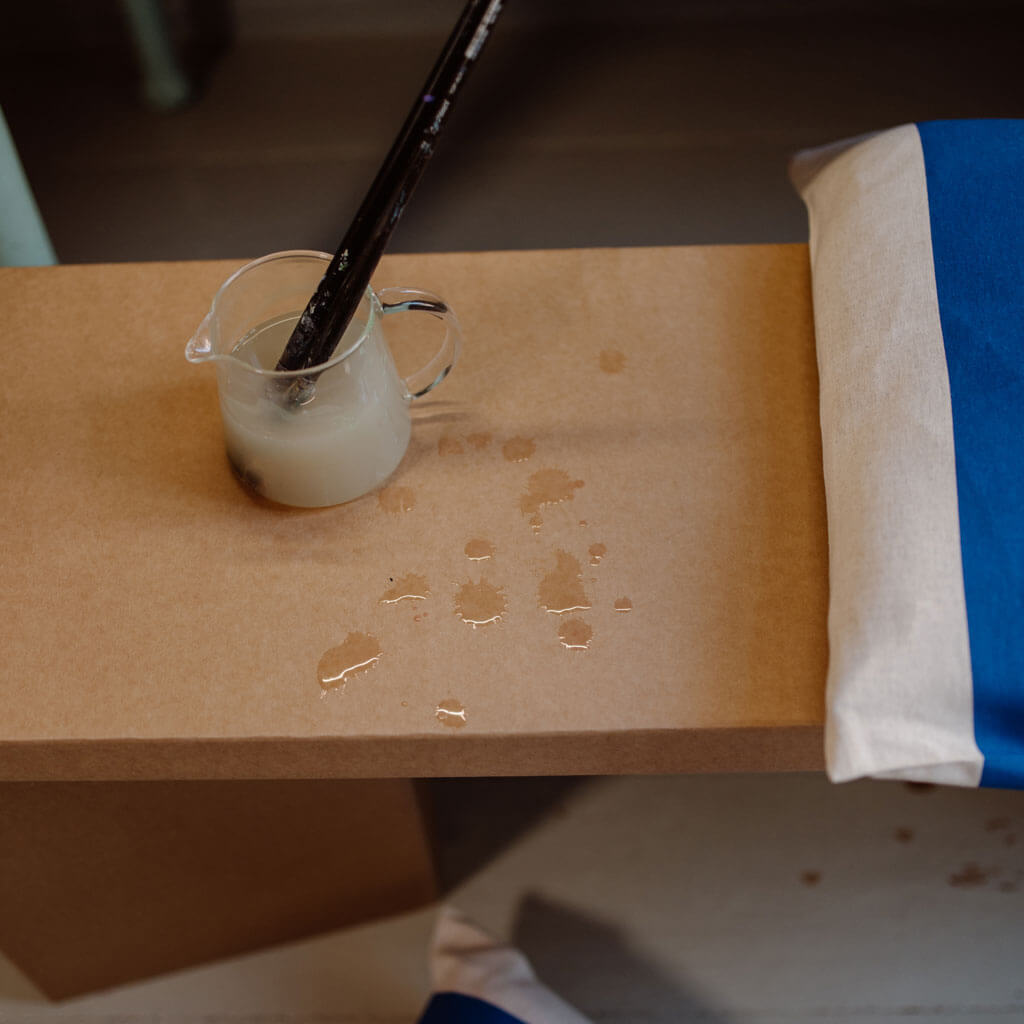 ROOM IN A BOX - Sitzbank aus Wellpappe mit Wasser