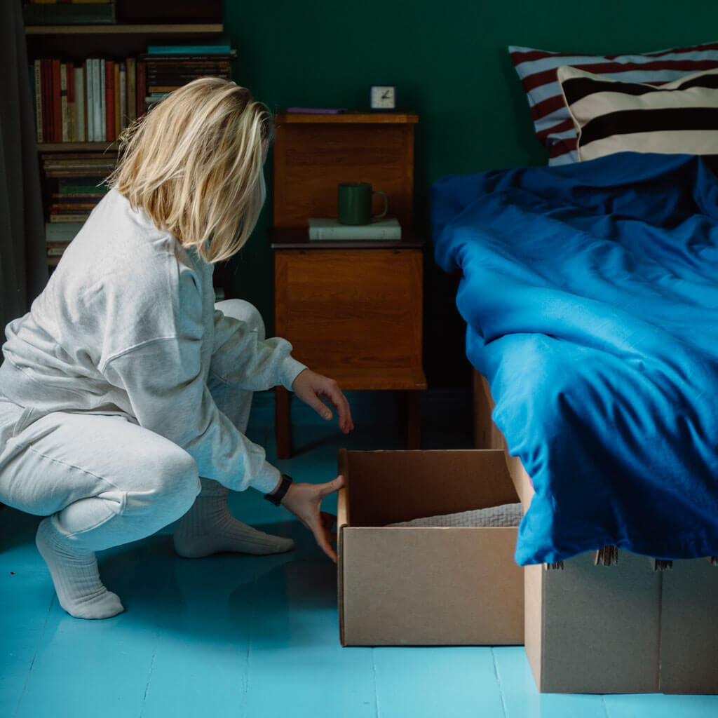 ROOM IN A BOX GRID Bett in naturbraun mit Schubladen, Matratze und Bettwäsche