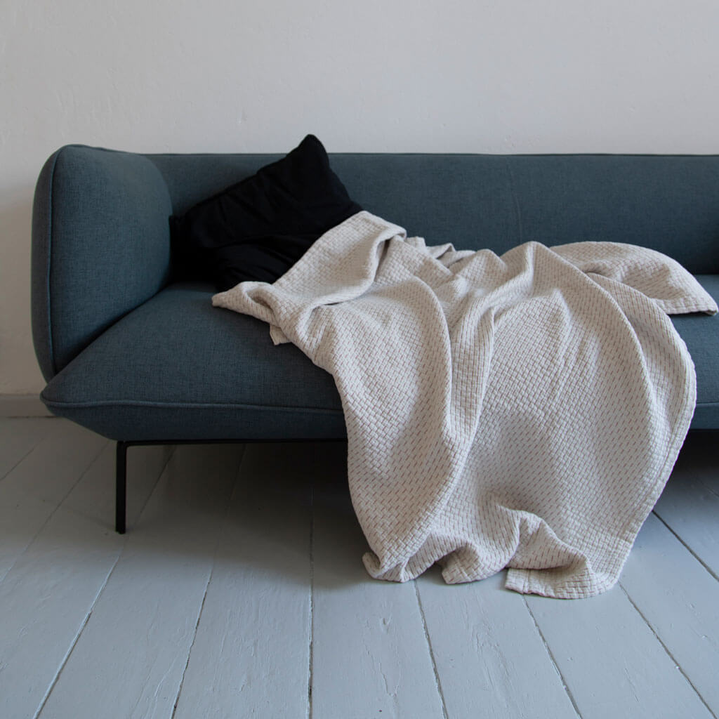 ROOM IN A BOX Tagesdecke auf Sofa