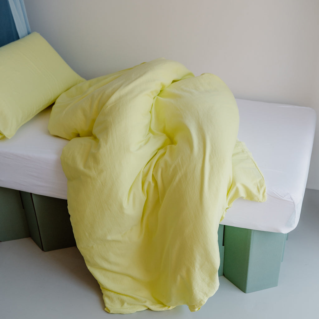 ROOM IN A BOX Bettwäsche aus Bio-Baumwolle in zitronengelb auf Bett 2.0 in salbei