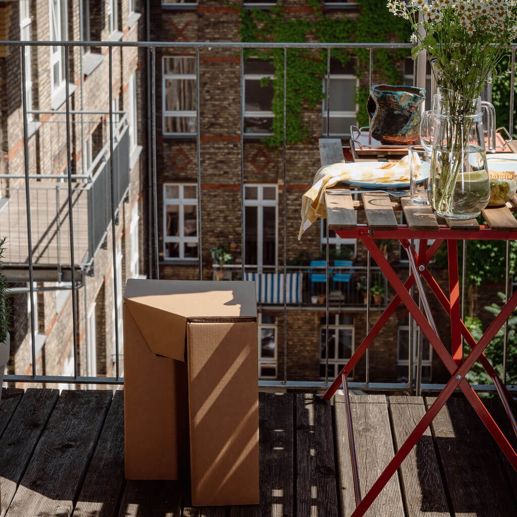 ROOM IN A BOX Hocker auf Balkon