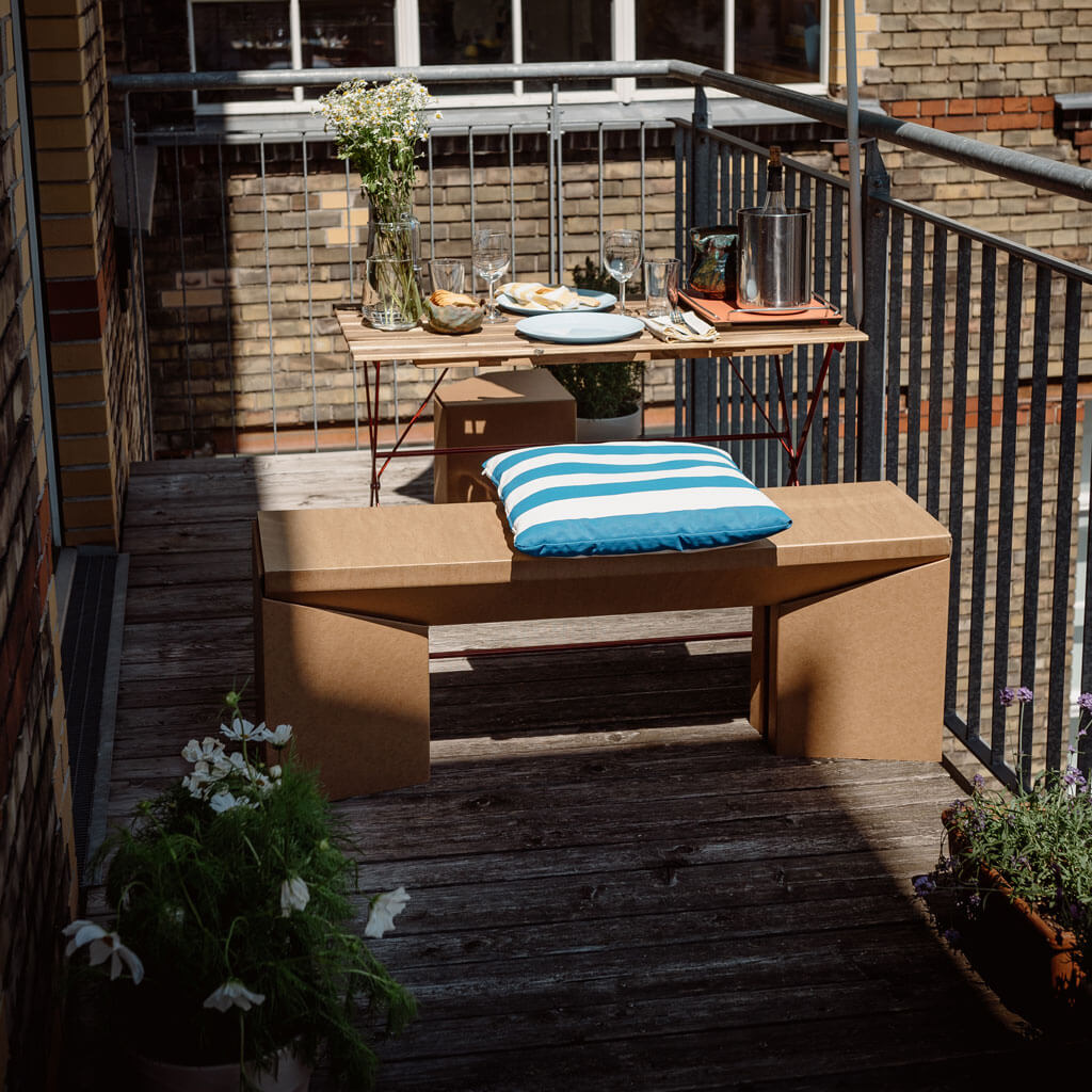 ROOM IN A BOX - Sitzbank aus Wellpappe auf dem Balkon