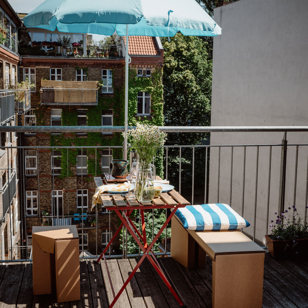 ROOM IN A BOX - Sitzbank aus Wellpappe auf dem Balkon