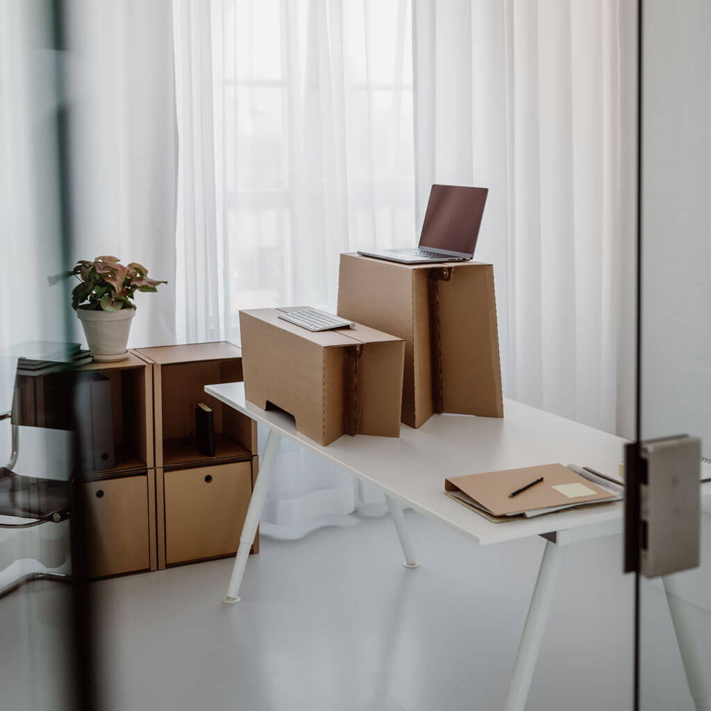 ROOM IN A BOX MonKey Desk Stehschreibtisch naturbraun mit Laptop und Tastatur