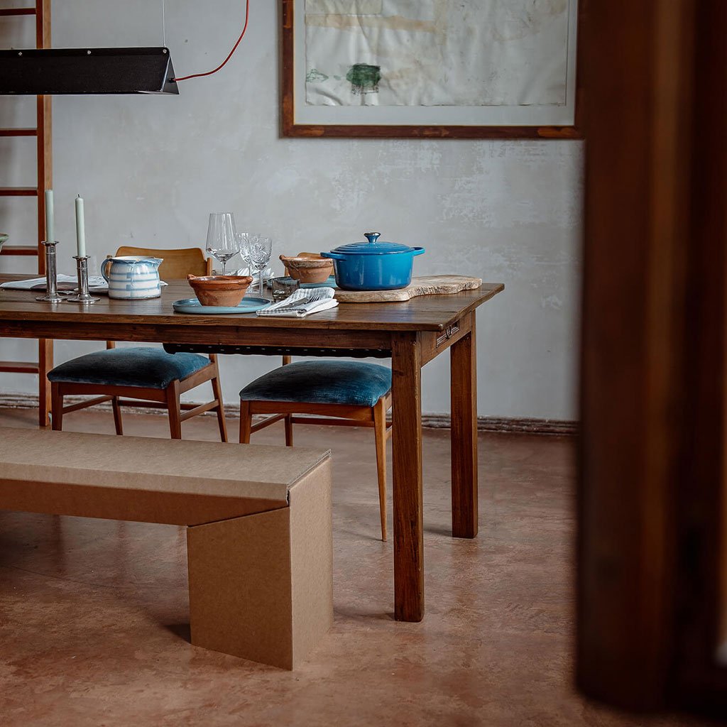 ROOM IN A BOX - Sitzbank aus Wellpappe am Esstisch