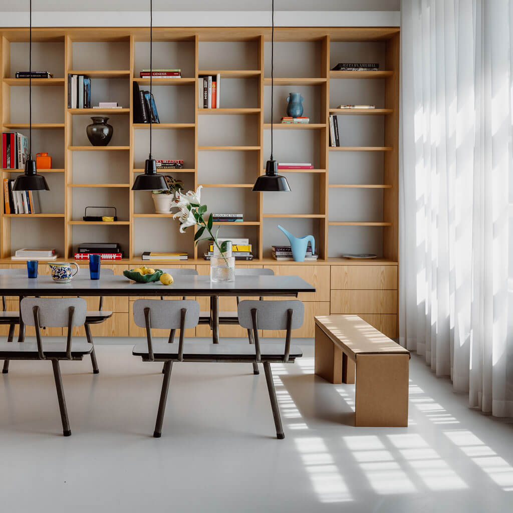 ROOM IN A BOX - Sitzbank aus Wellpappe am Tisch