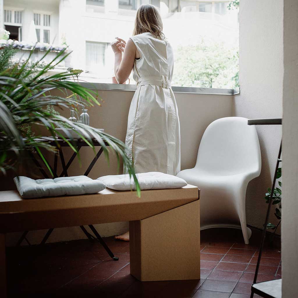 ROOM IN A BOX - Sitzbank aus Wellpappe auf dem Balkon