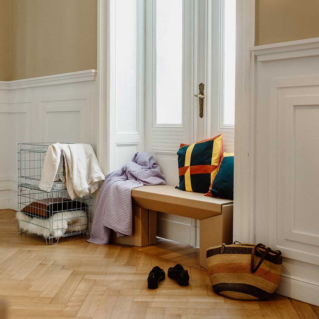 ROOM IN A BOX - Sitzbank aus Wellpappe im Flur