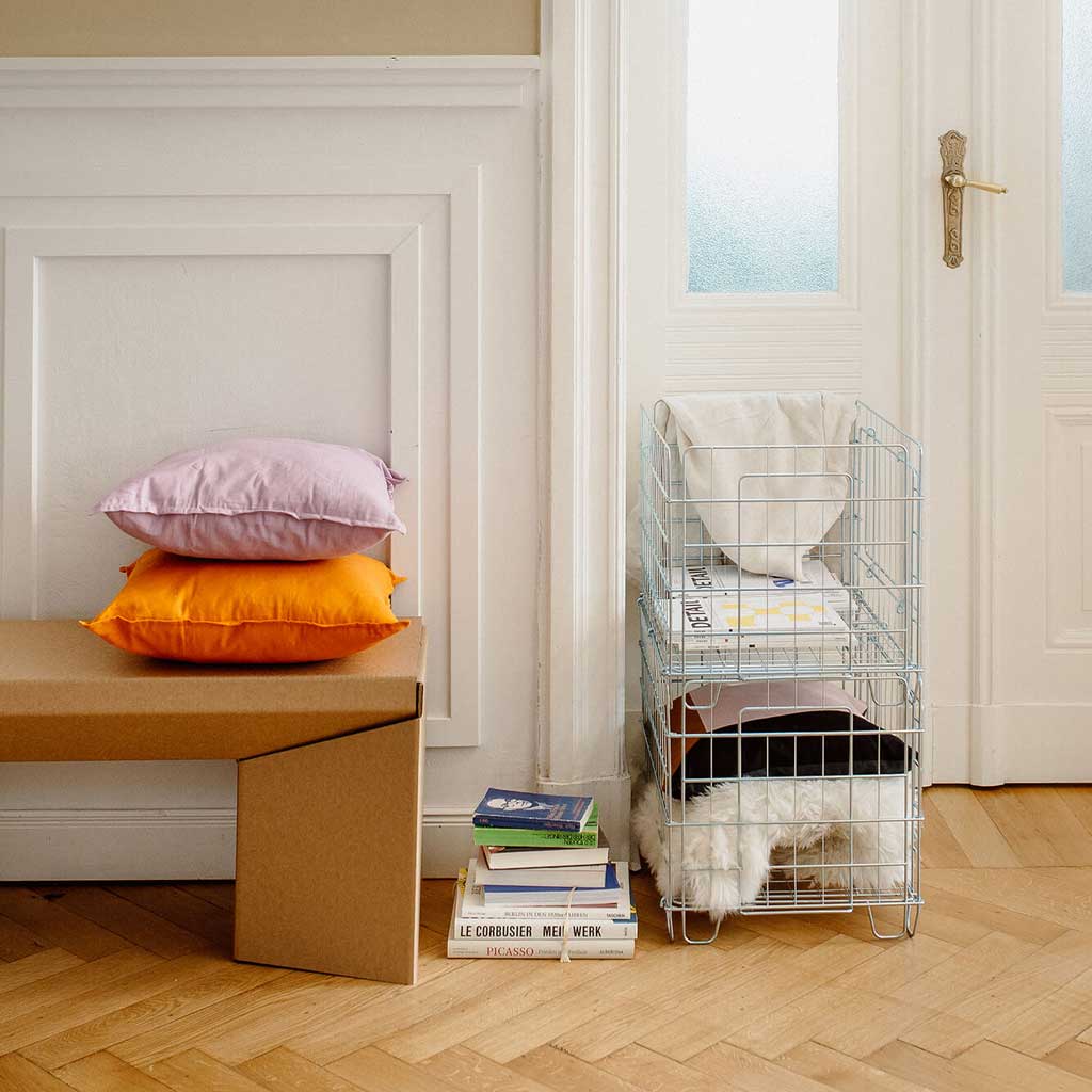 ROOM IN A BOX - Sitzbank aus Wellpappe im Flur