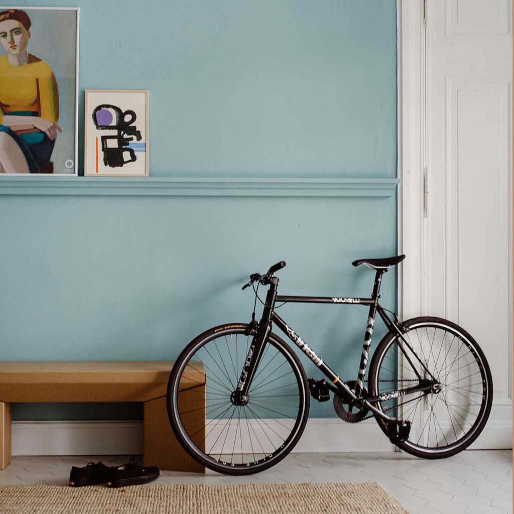 ROOM IN A BOX - Sitzbank aus Wellpappe im Flur